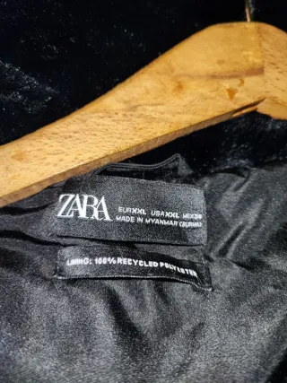 Parka Zara Negra con Capucha y Pelo