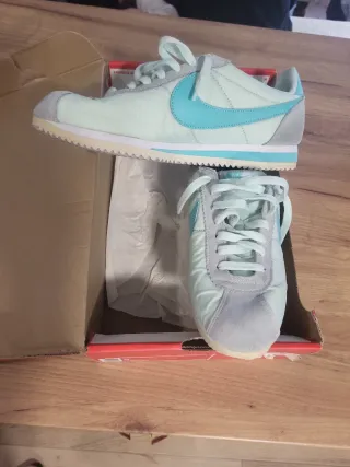Nike Cortez Gris y Turquesa