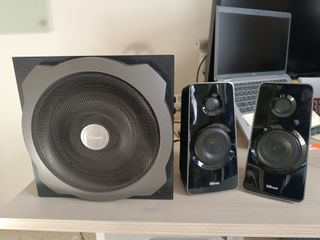 Altavoces Trust 2.1 con subwofer