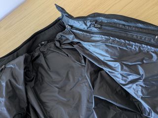 Cazadora de moto negra y gris