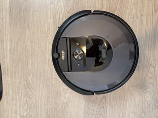 Robot aspirador Roomba i7+ con base