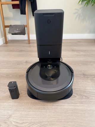 Robot aspirador Roomba i7+ con base
