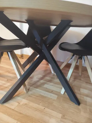 Mesa redonda y 4 sillas.