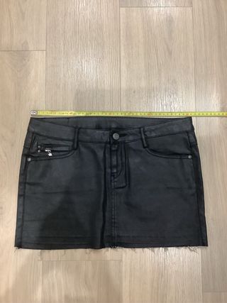 Minifalda Mango efecto encerado negra