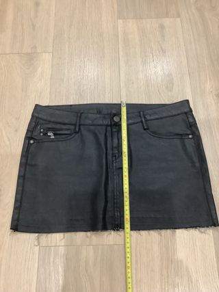 Minifalda Mango efecto encerado negra