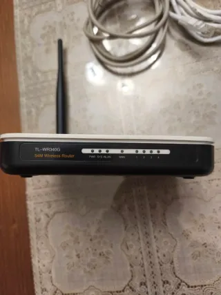 Router TP-Link TL-WR340G con cables ethernet