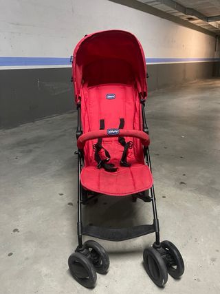 Silla de paseo roja para bebé . Chico