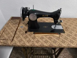 Máquina de coser Alfa vintage con funda años 60