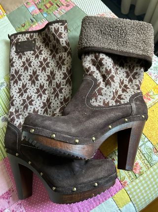 Botas de piel marrones con estampado
