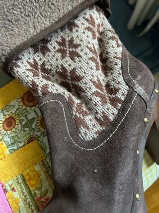 Botas de piel marrones con estampado