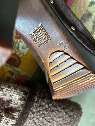 Botas de piel marrones con estampado