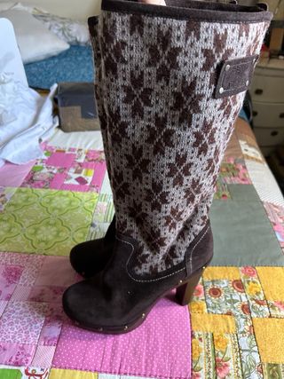 Botas de piel marrones con estampado