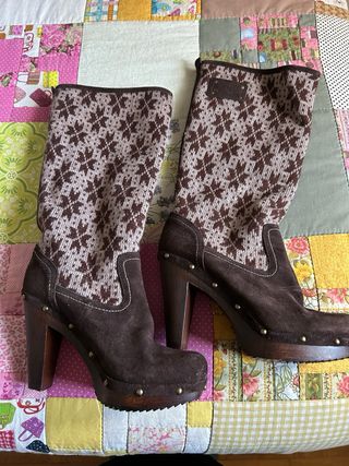 Botas de piel marrones con estampado