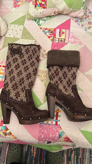 Botas de piel marrones con estampado