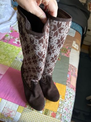 Botas de piel marrones con estampado