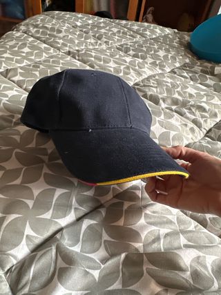 Gorra azul marino con motivos de bandera de españa