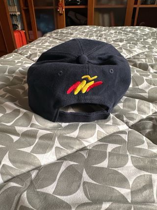 Gorra azul marino con motivos de bandera de españa