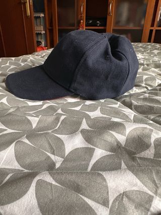 Gorra azul marino con motivos de bandera de españa