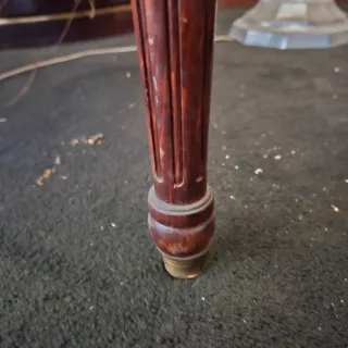 Sillón de despacho estilo clásico con dos brazos.