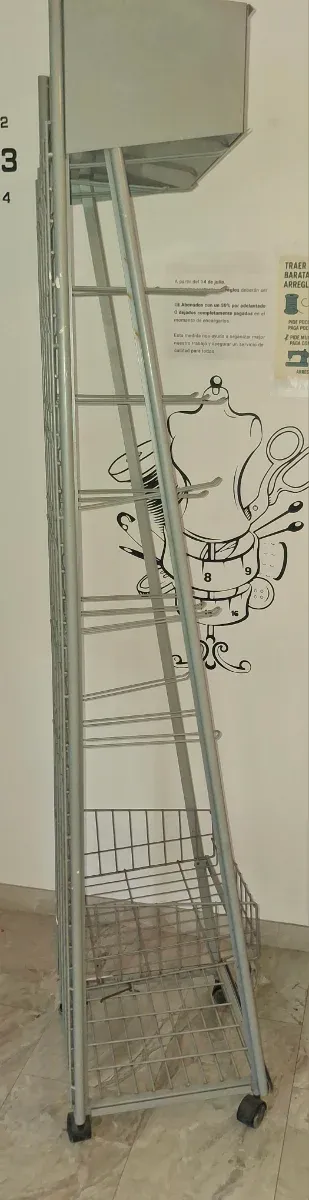 Estantería metálica con 18 ganchos y cesta