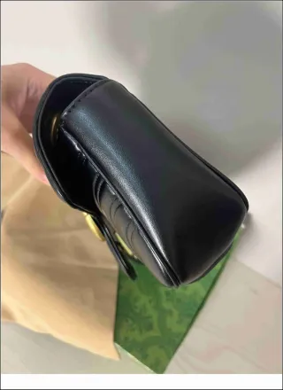 Bolso Gucci Negro con Cadena Dorada