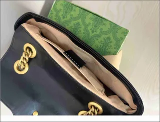 Bolso Gucci Negro con Cadena Dorada