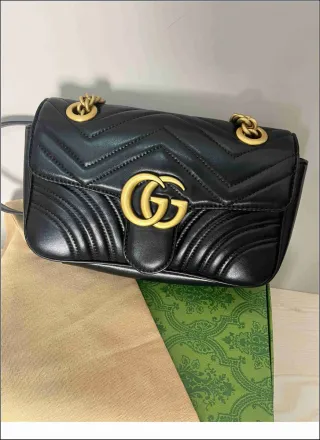 Bolso Gucci Negro con Cadena Dorada