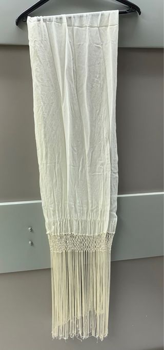 Fular color crema con flecos