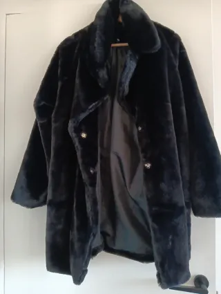 Abrigo de pelo sintetico negro