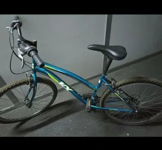 Bicicleta de Montaña Azul y Amarilla