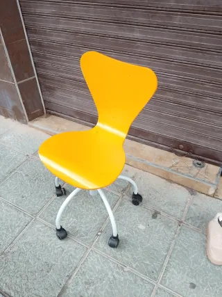 Silla de oficina amarilla con ruedas