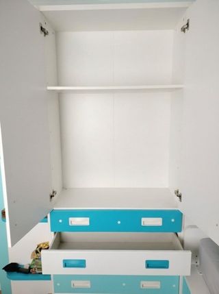 Armario juvenil con puertas correderas, estantería