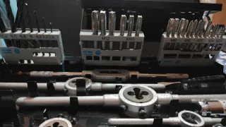 Estuche metálico de terrajas y machos