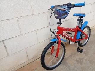 Bicicleta infantil roja y azul