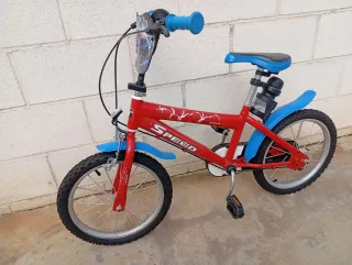 Bicicleta infantil roja y azul