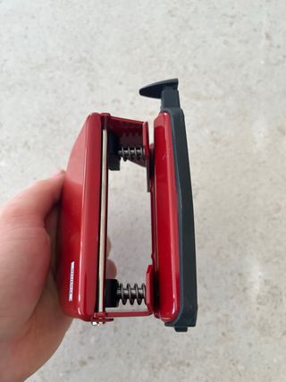 Perforadora Petrus Regulable Roja