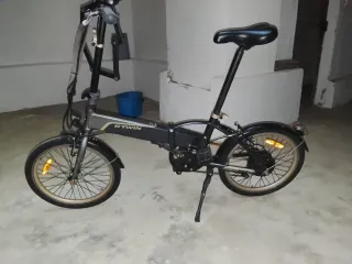Bicicleta plegable B'TWIN no tiene batería
