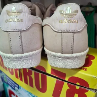 Zapatillas Adidas chica beige y oro en nuy buenas