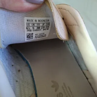 Zapatillas Adidas chica beige y oro en nuy buenas