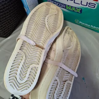 Zapatillas Adidas chica beige y oro en nuy buenas