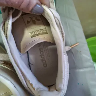 Zapatillas Adidas chica beige y oro en nuy buenas