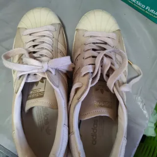 Zapatillas Adidas chica beige y oro en nuy buenas
