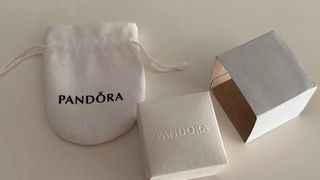 Brincos Pandora Coração Caixa e Saquinho