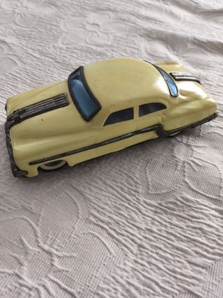 Coche vintage de juguete clásico amarillo a fricci