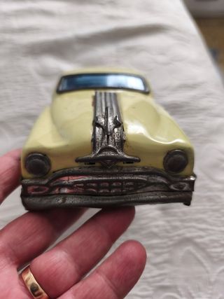Coche vintage de juguete clásico amarillo a fricci