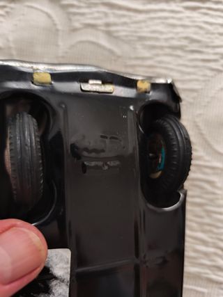 Coche vintage de juguete clásico amarillo a fricci