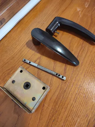 Manivela de puerta negra