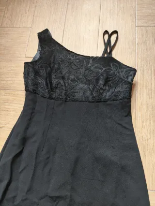 Vestido de fiesta negro asimétrico