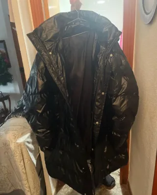 Chaqueta larga negra brillante