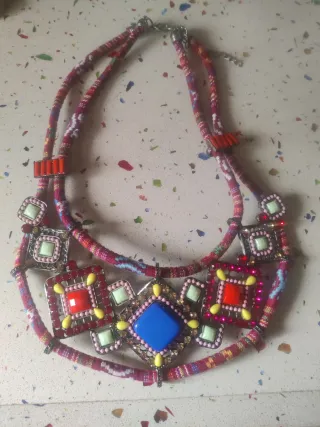 Collar llamativo con piedras